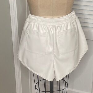 Alo Women's faux leather White/cream Shorts Sz M